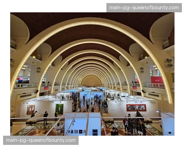 欧冠主题数字艺术展在伦敦开幕，展出历代决赛用球与奖杯影像